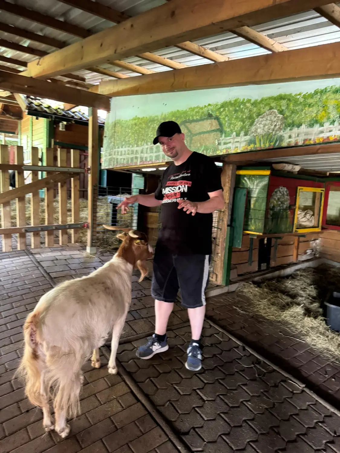 LEBENSENERGIE & HEILUNG Timo Groß – Psychologischer Berater – Timo Groß mit einer Ziege