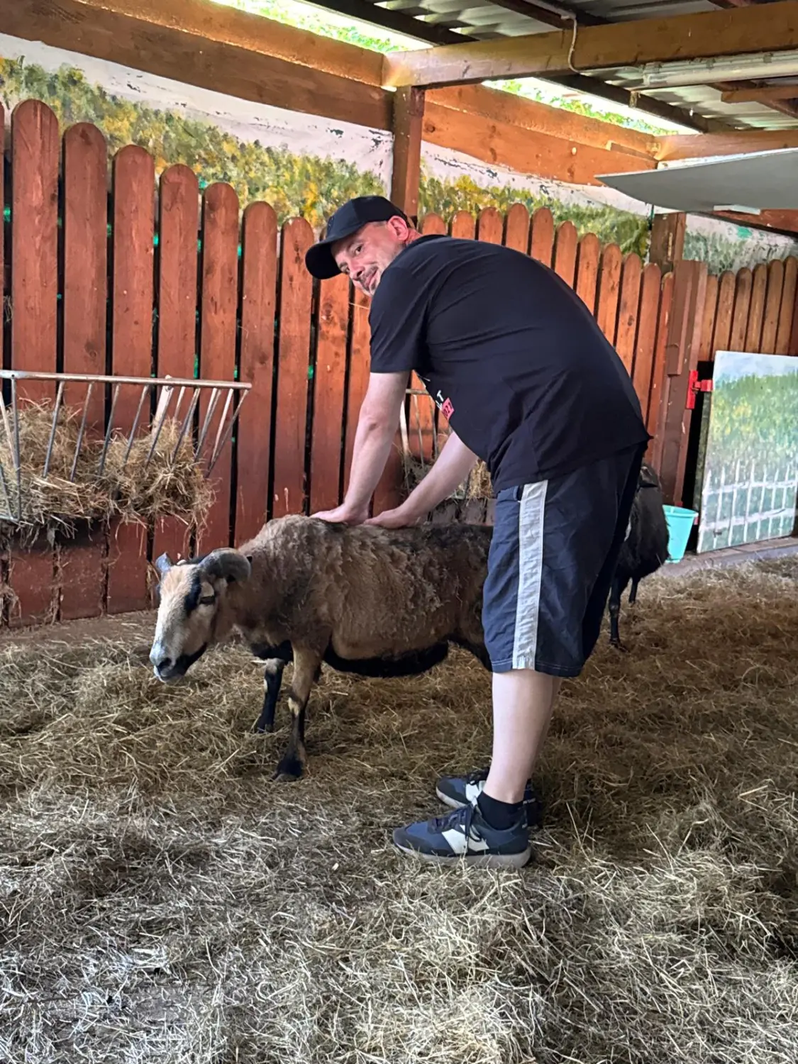 LIFE ENERGY & HEALING – Timo Groß – Psychological Counselor – Timo Groß with goat